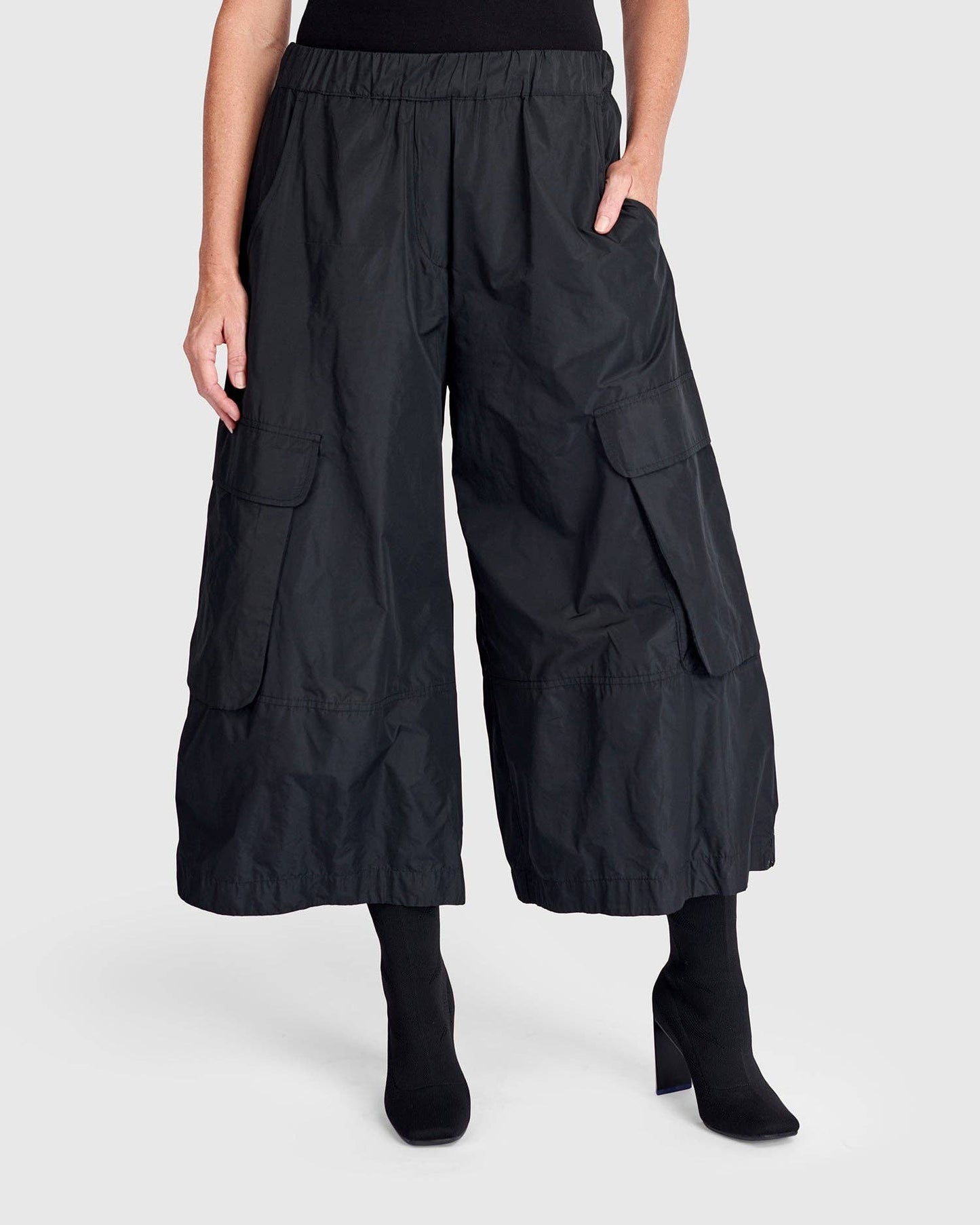 Urban Wide Cargo Pants, Black: BLACK / 3 (US 10-12)