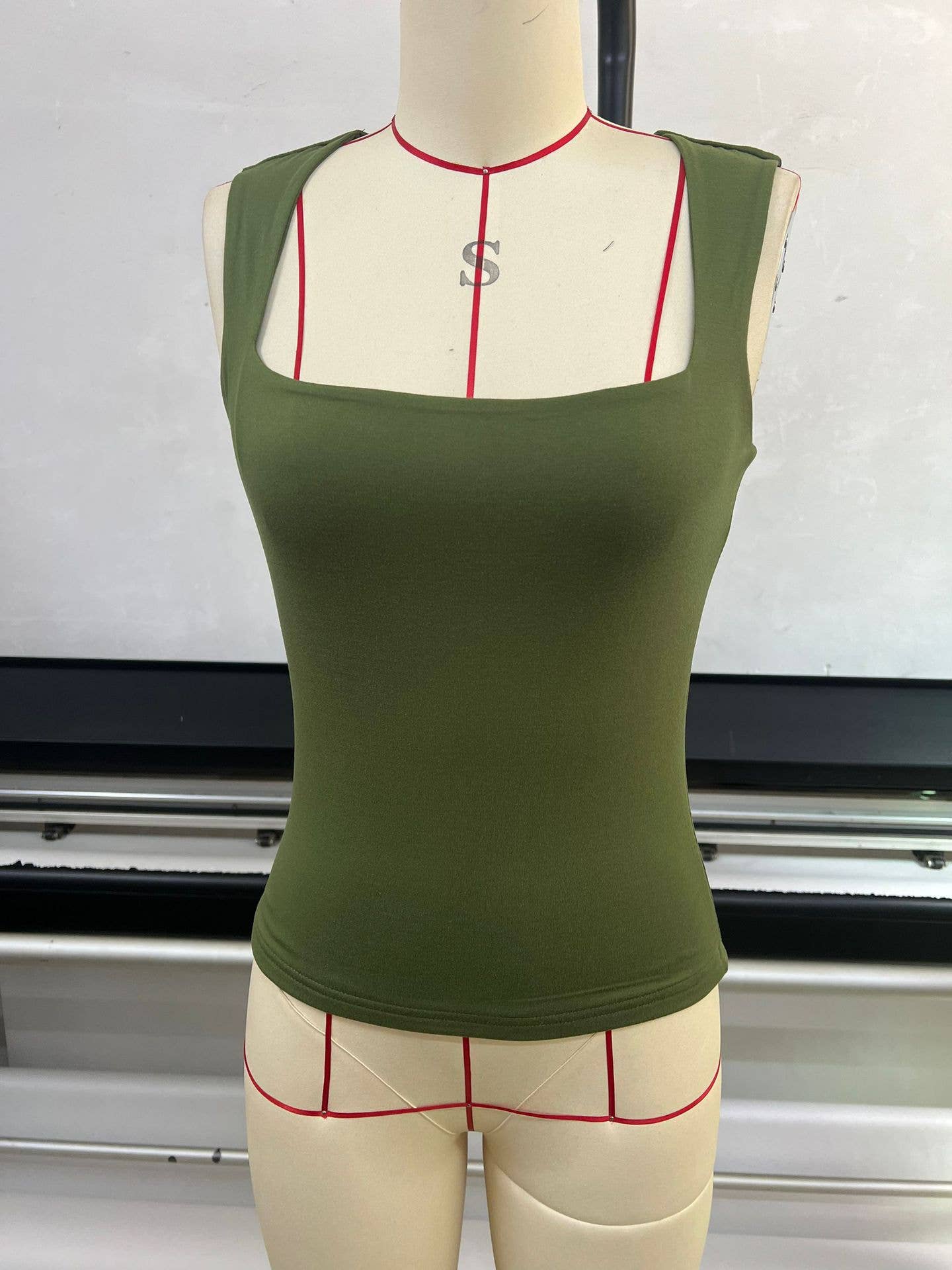 Comfortable square-neck sleeveless tank top: BLACK / (L) 1