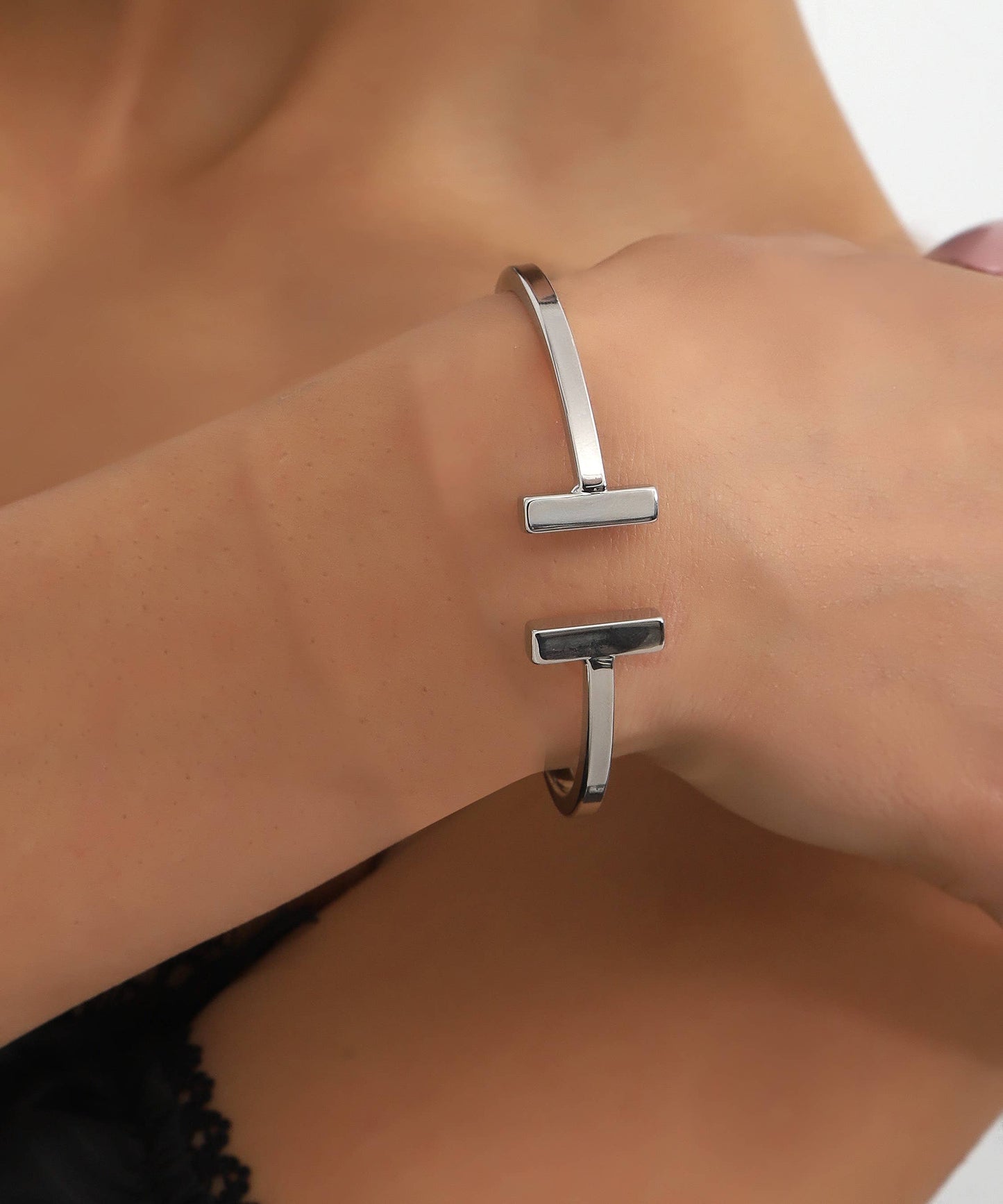 Gold tone adjustable bracelet: Yellow Gold