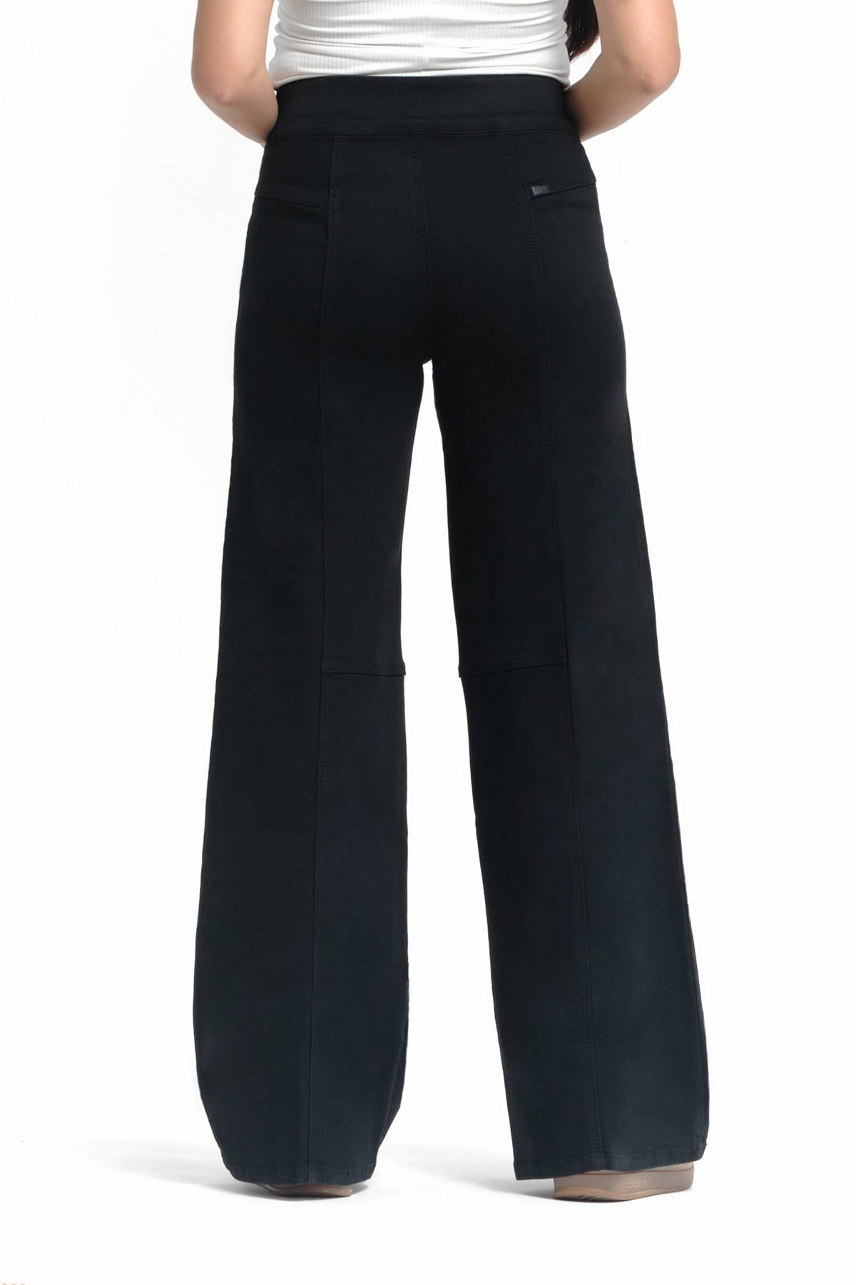 32" Pull-On Wide Leg Jeans w/ Tummy Control in BLACK: 12/31