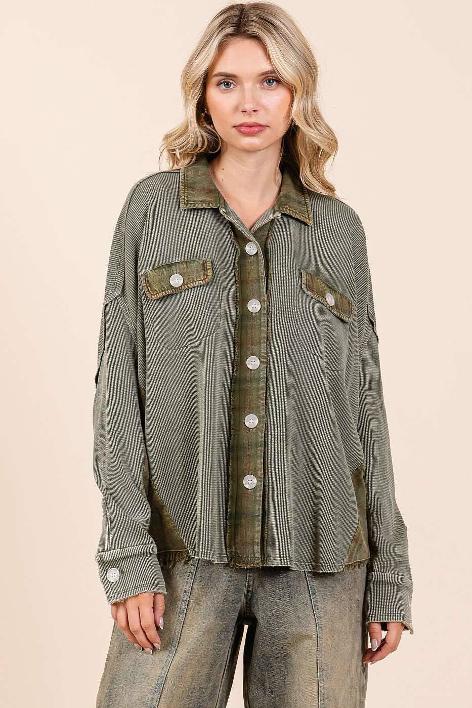 MINERAL WASH PLAID CONTRAST WAFFLE KNIT SHACKET: OLIVE / S/M-M/L(3-3)