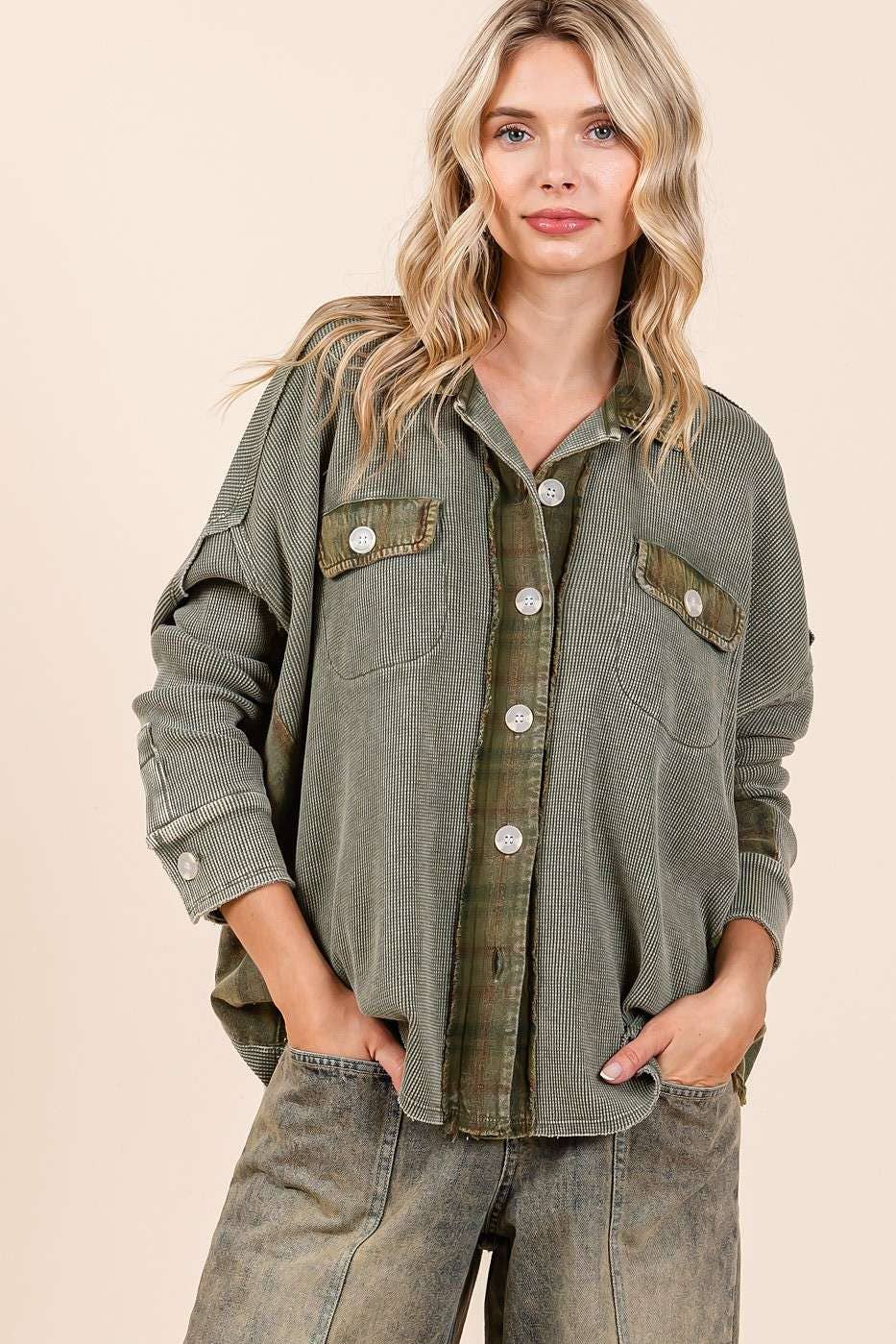 MINERAL WASH PLAID CONTRAST WAFFLE KNIT SHACKET: OLIVE / S/M-M/L(3-3)