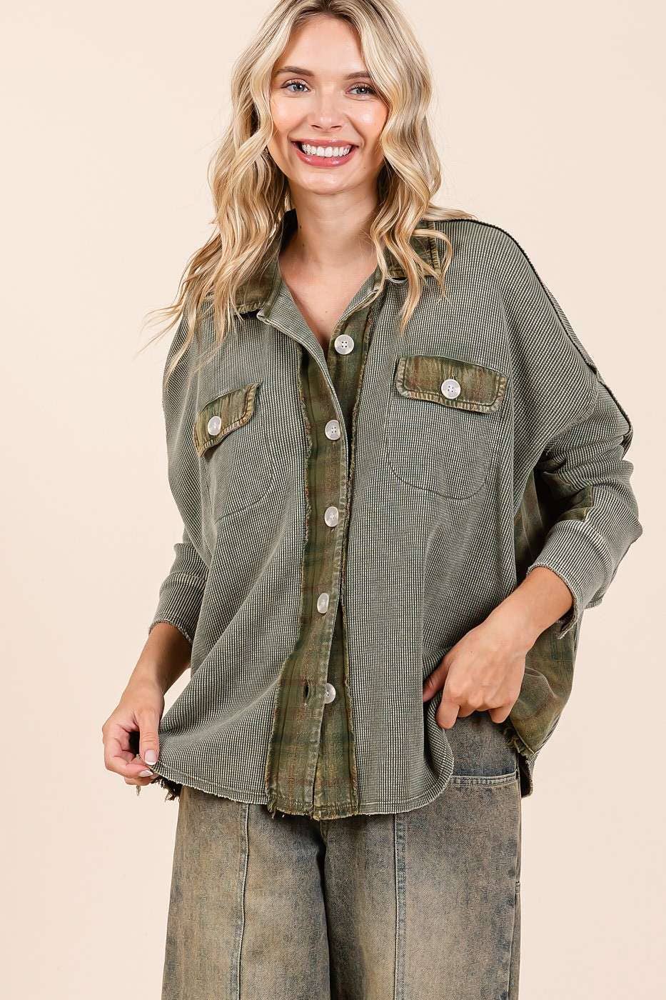 MINERAL WASH PLAID CONTRAST WAFFLE KNIT SHACKET: OLIVE / S/M-M/L(3-3)