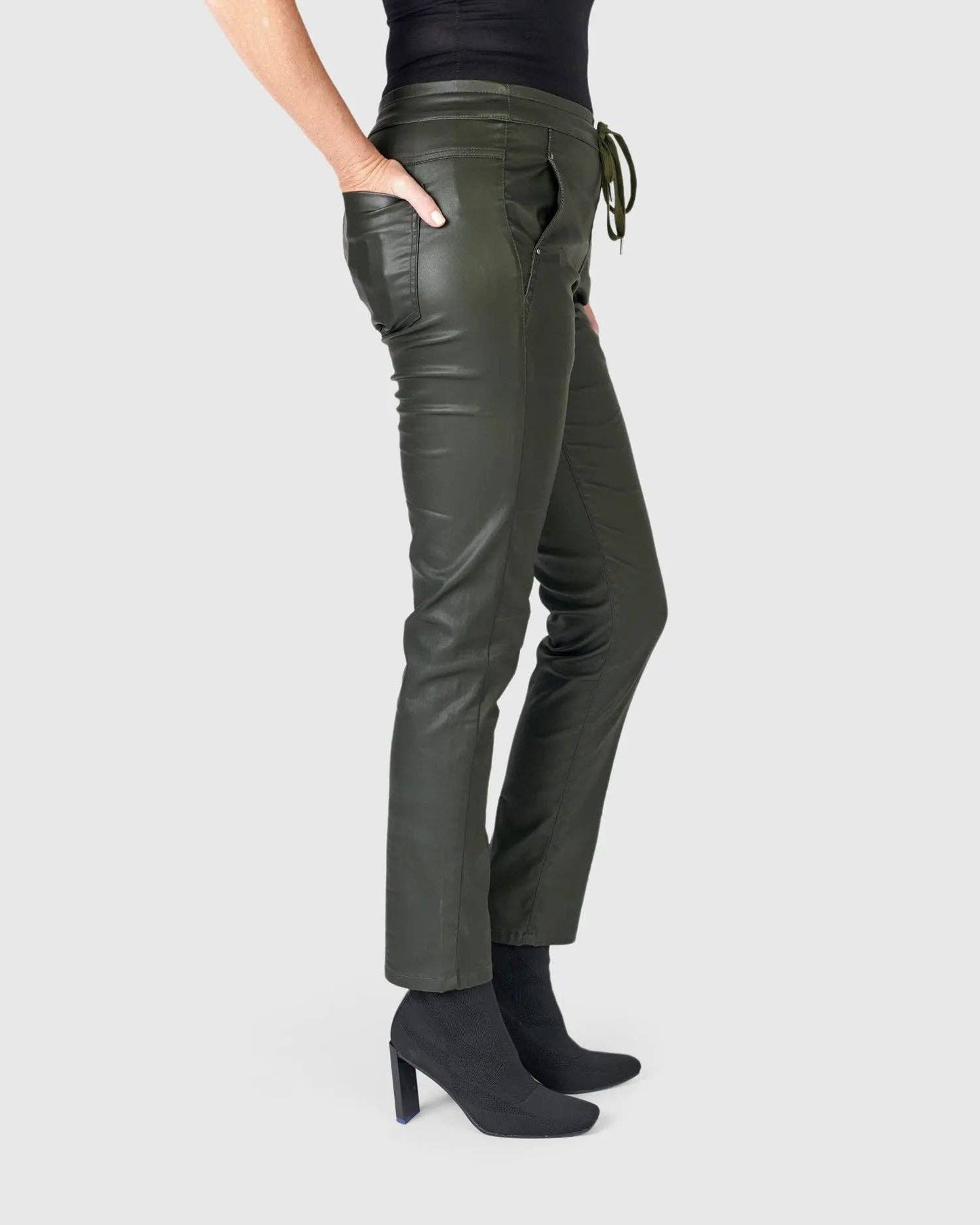 Coated Iconic Stretch Jeans, Forest: Forest / 1 (US 6-8)