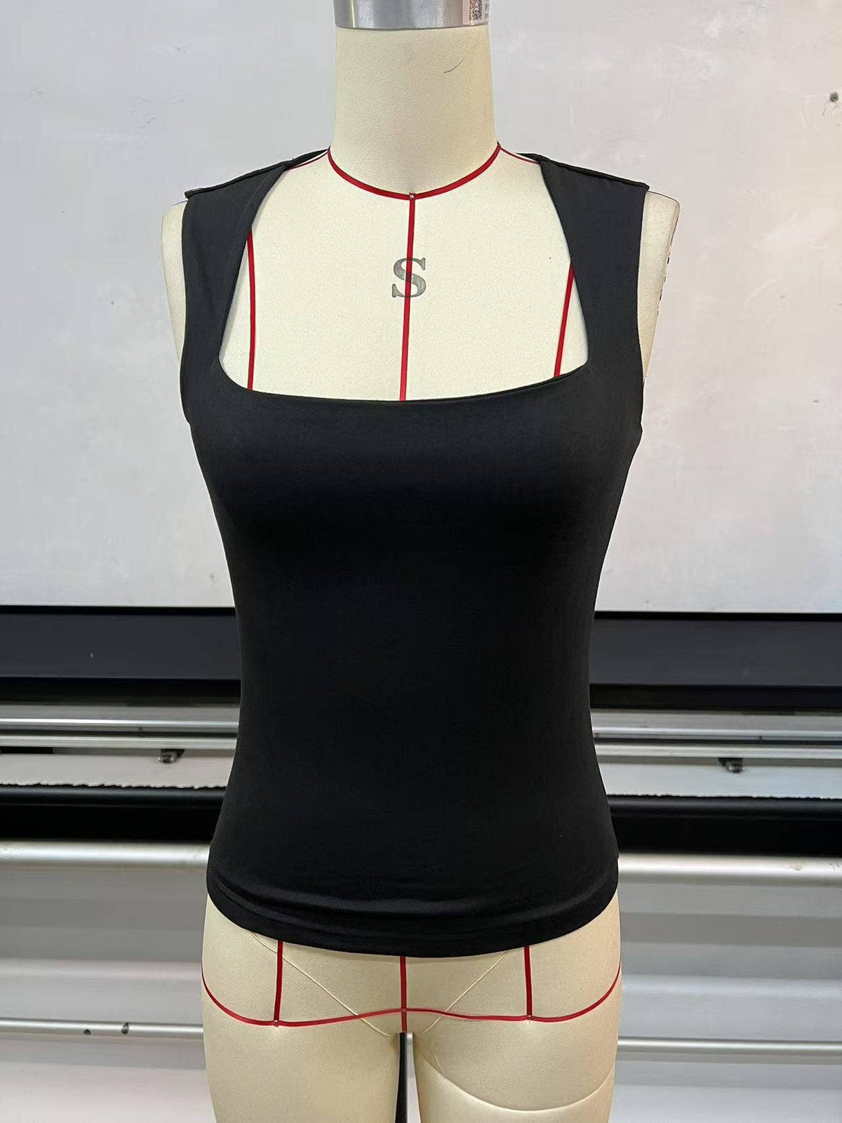 Comfortable square-neck sleeveless tank top: BLACK / (S) 1