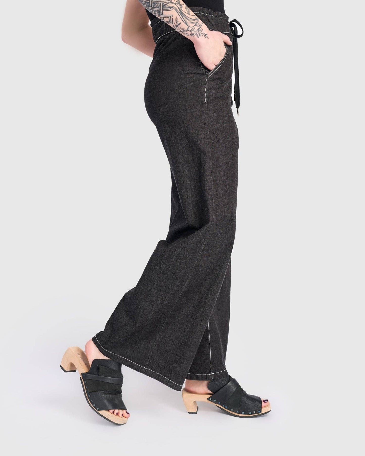 Washed Wide Leg Stretch Jeans, Jet: Jet / 1 (US 6-8)
