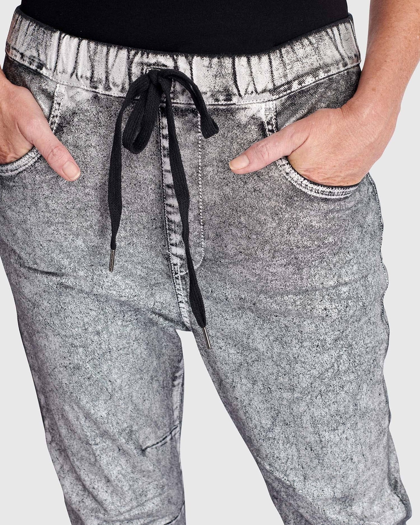 Metallic Boyfriend Jogger Jeans, Silver: Silver / 2 (US 8-10)