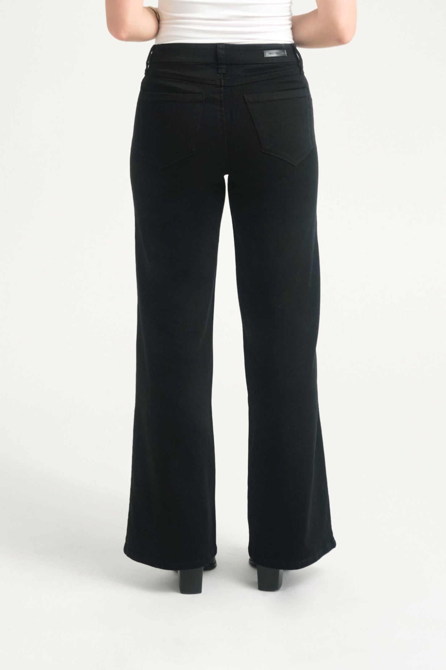32" Better Butter Wide Leg Jean in Black: 0/25