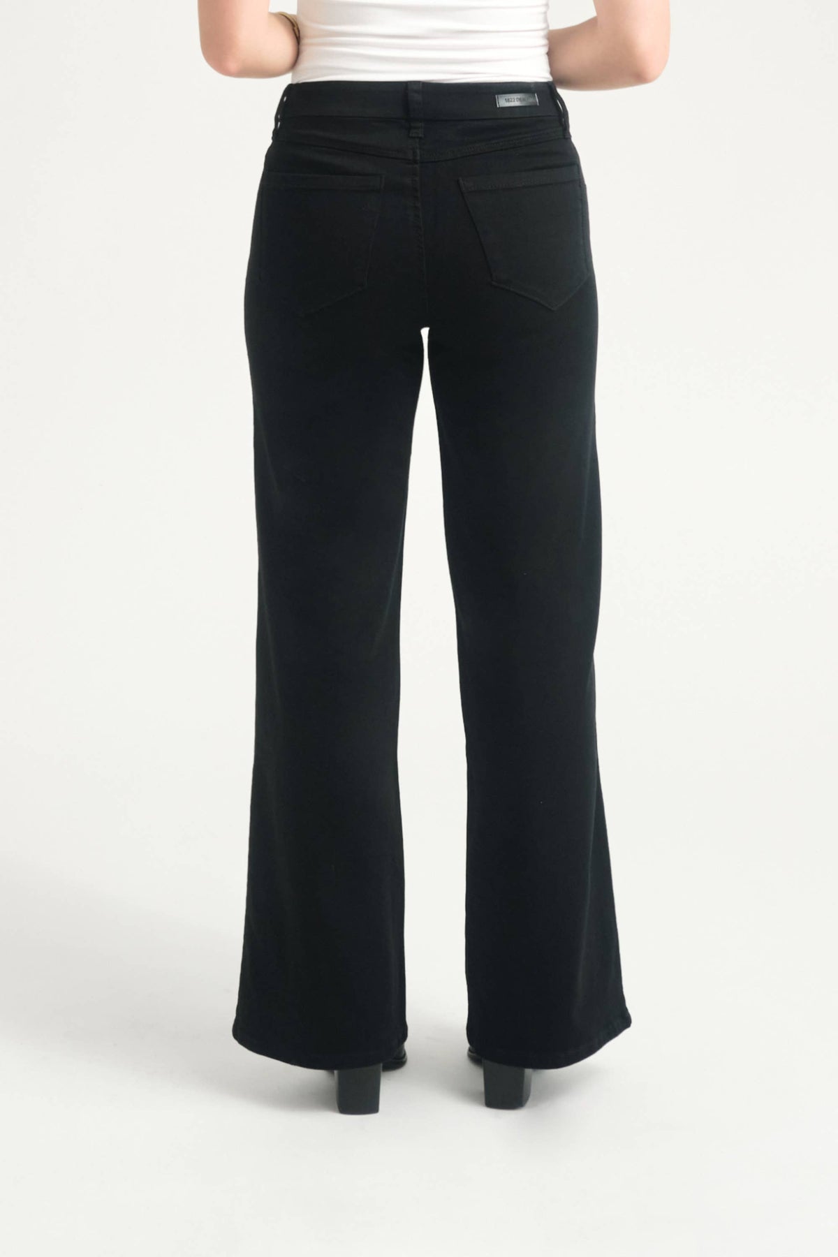 32" Better Butter Wide Leg Jean in Black: 12/31