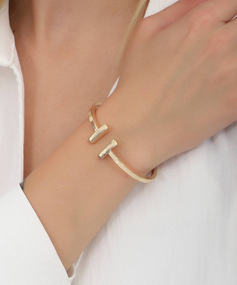 Gold tone adjustable bracelet: Yellow Gold