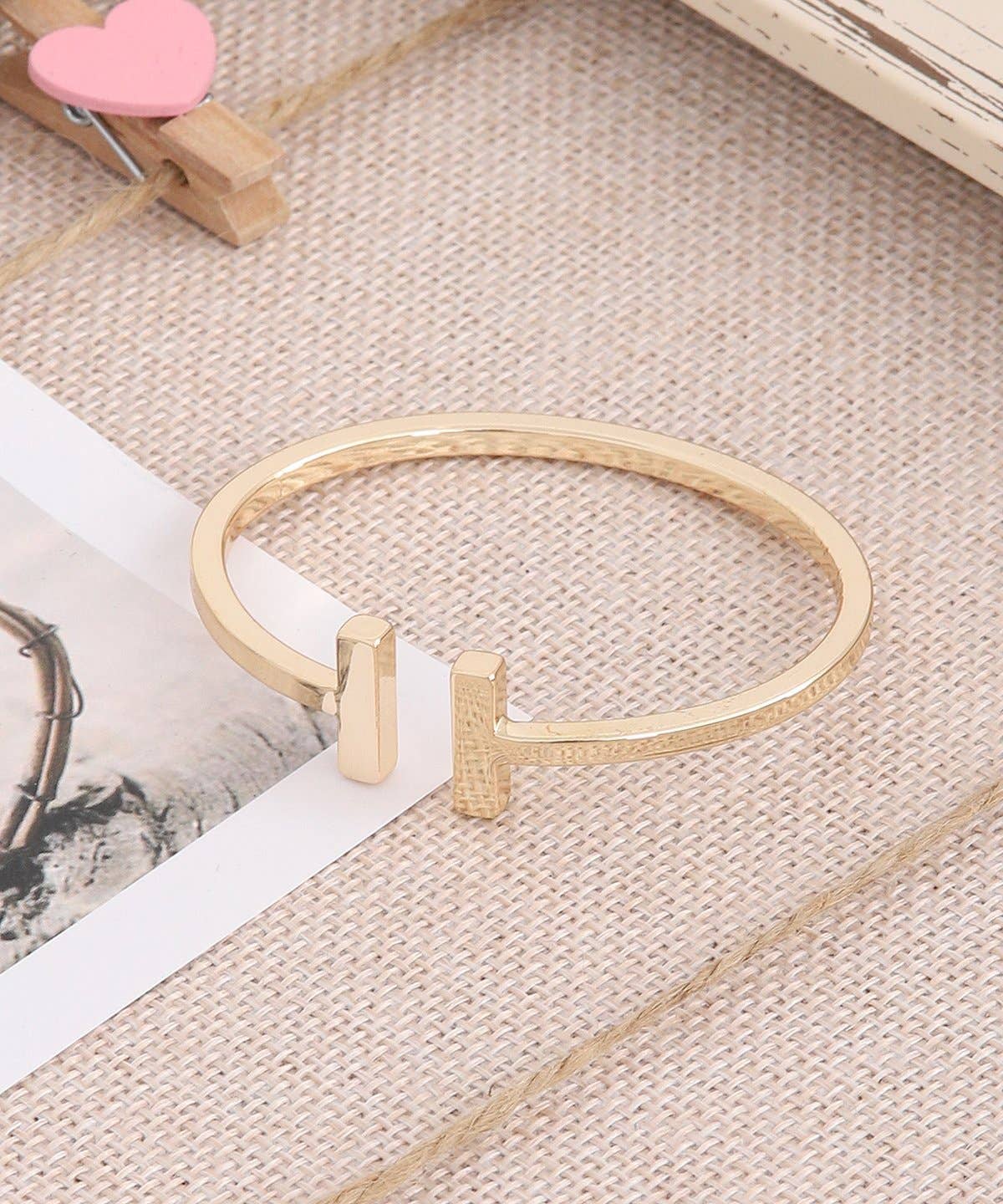 Gold tone adjustable bracelet: Yellow Gold