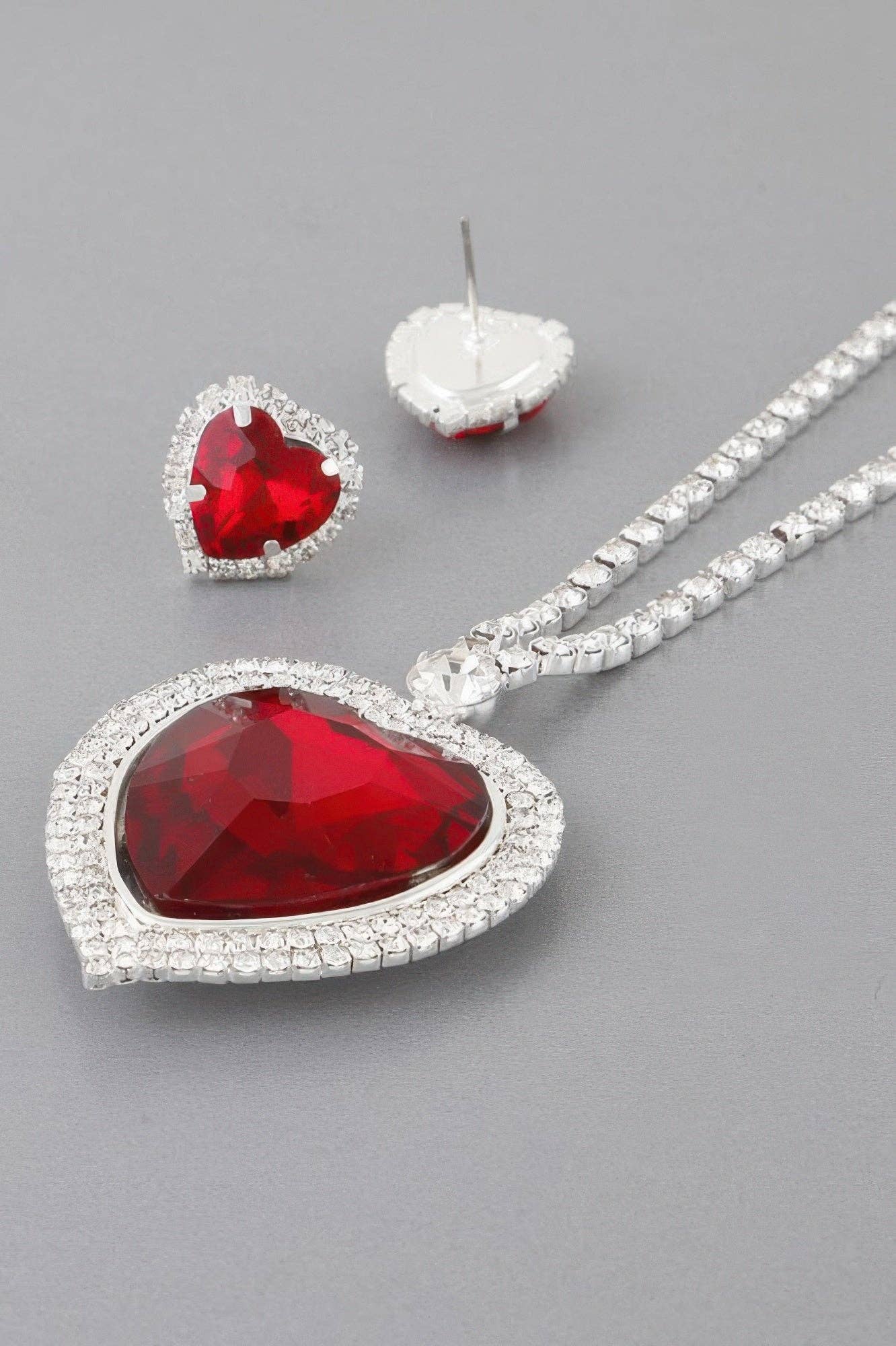 STUYVESANT Jeweled Crystal Heart Necklace: NYFW BYMANYC ® New York: Silver Clear