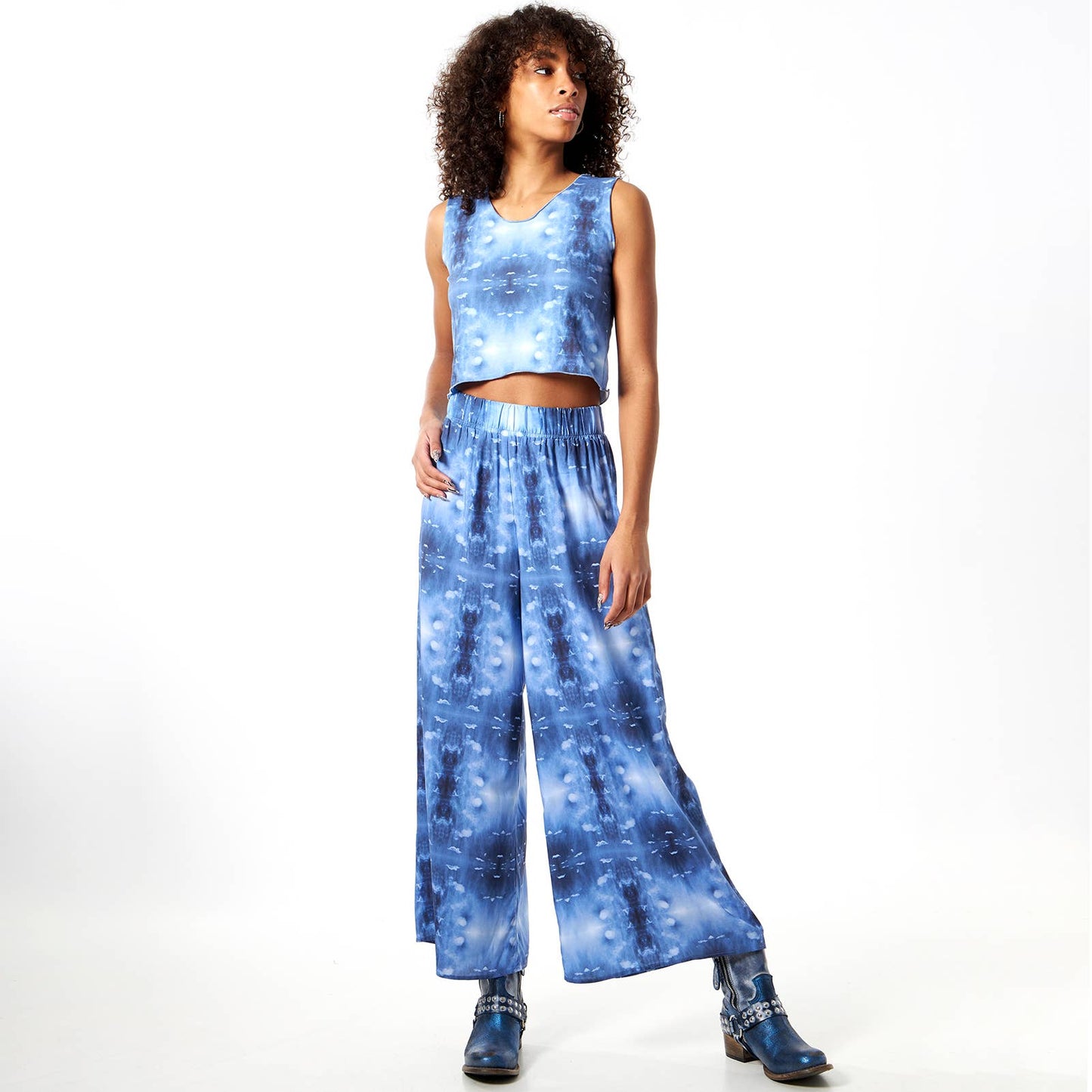 Babs Sleeveless Stretchy Crop Top - Blue Sky Print: L