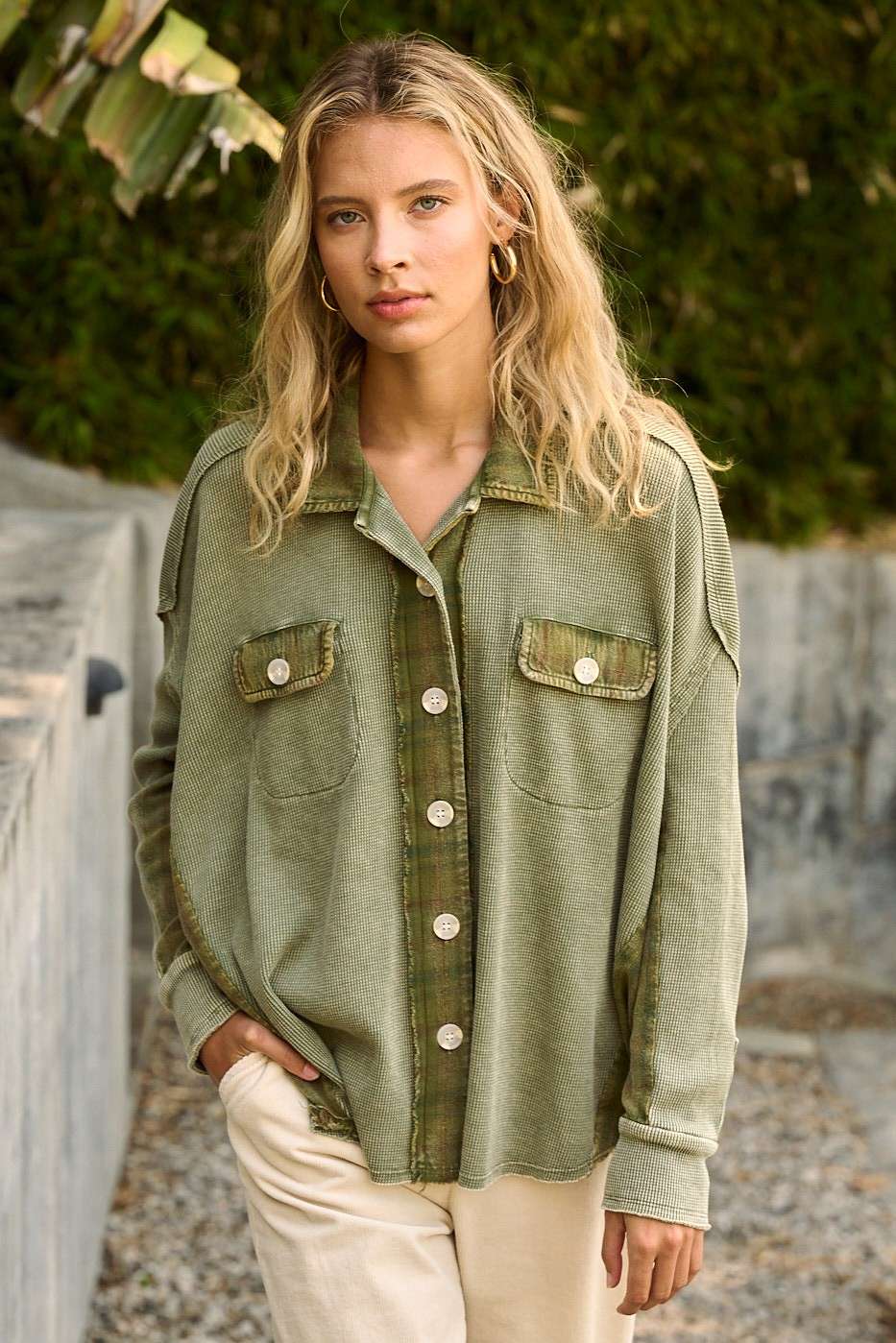 MINERAL WASH PLAID CONTRAST WAFFLE KNIT SHACKET: OLIVE / S/M-M/L(3-3)