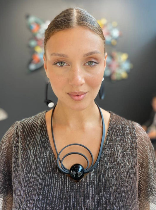 Mini swirl necklace: Black