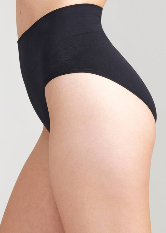 Livi Comfortably Curved Smoothing Brief - Seamless: Black